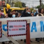 Vecinos de barrios populares protestaron contra Caputo en la puerta del country donde vive